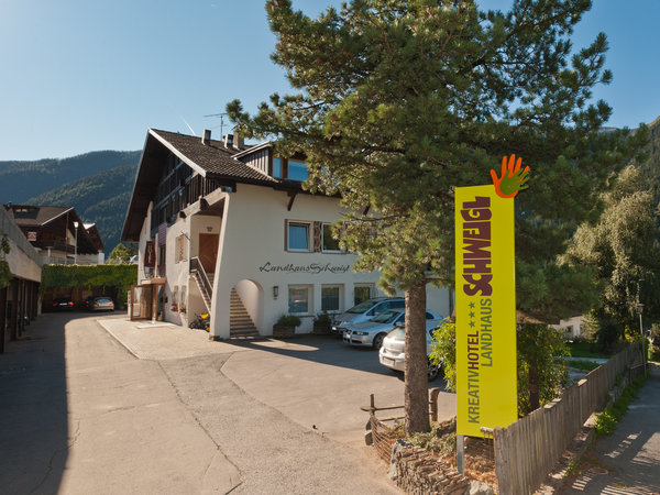 Arrivo al Kreativ Hotel Schweigl in Val d'Utimo in macchina oppure comodissimo con i mezzi pubblici.