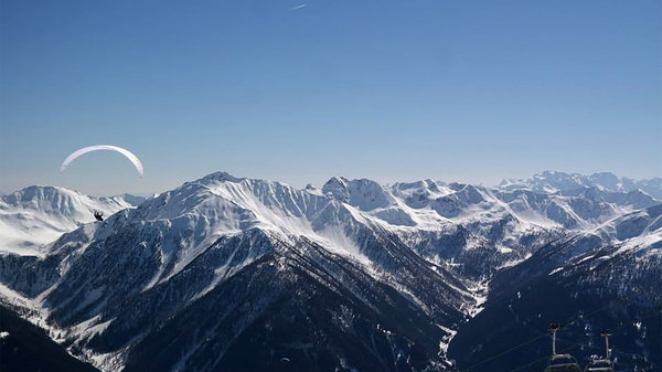 Voli in parapendio in Val d'Ultimo nell'area sciistica Schwemmalm dal monte Mutegg sui 2.600m.