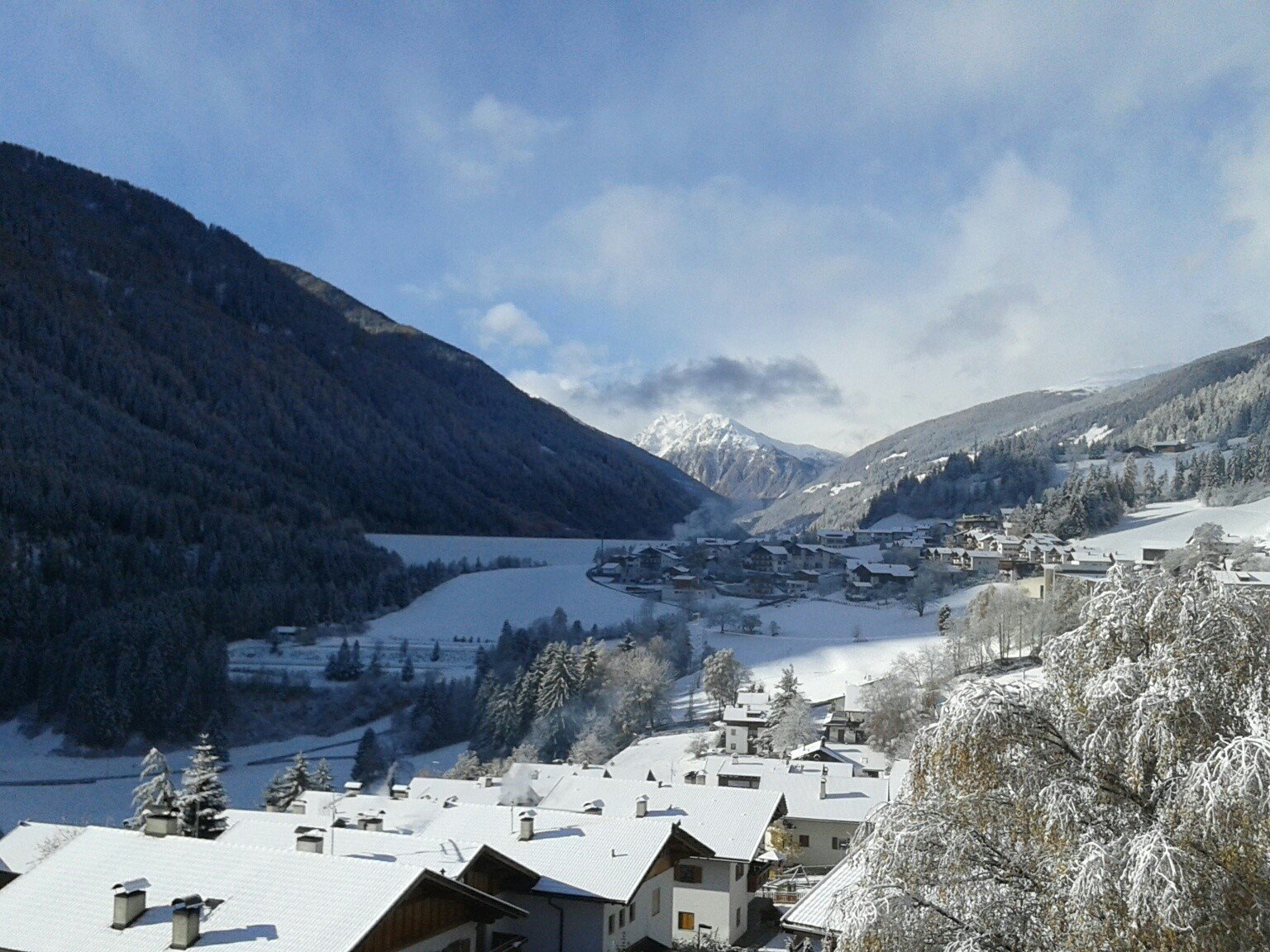 Aussicht vom Hotel Schweigl mit Blick auf das Dorf St. Walburg, die Berge, das Skigebiet Schwemmalm und bis ans Talende.