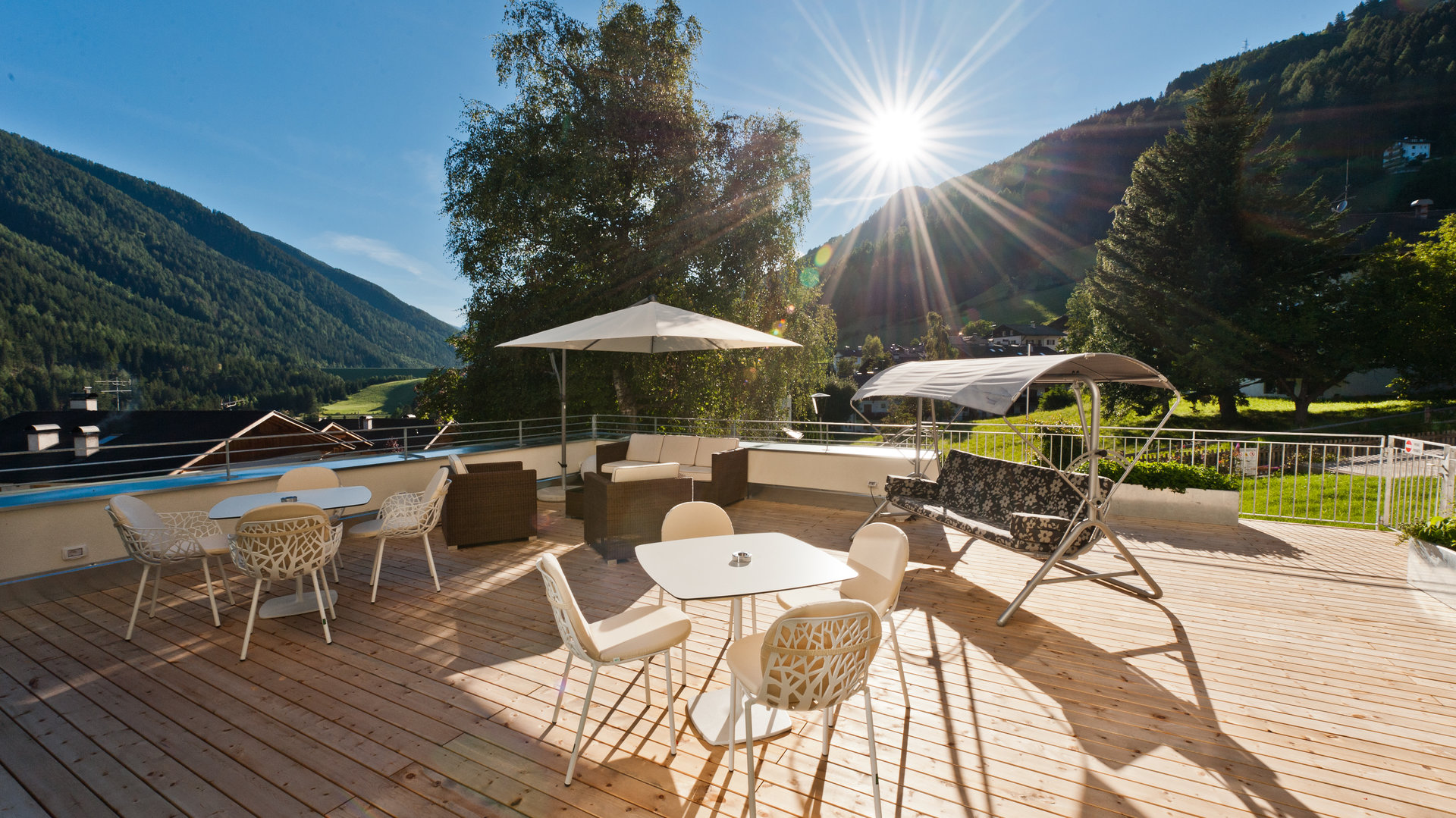 Zentral, ruhig uns sonnig gelegenes Hotel im Ultental (Südtirol) mit Sonnenterrasse, Garten, Freischwimmbad, Wellnessbereich und Blick auf die Berge.