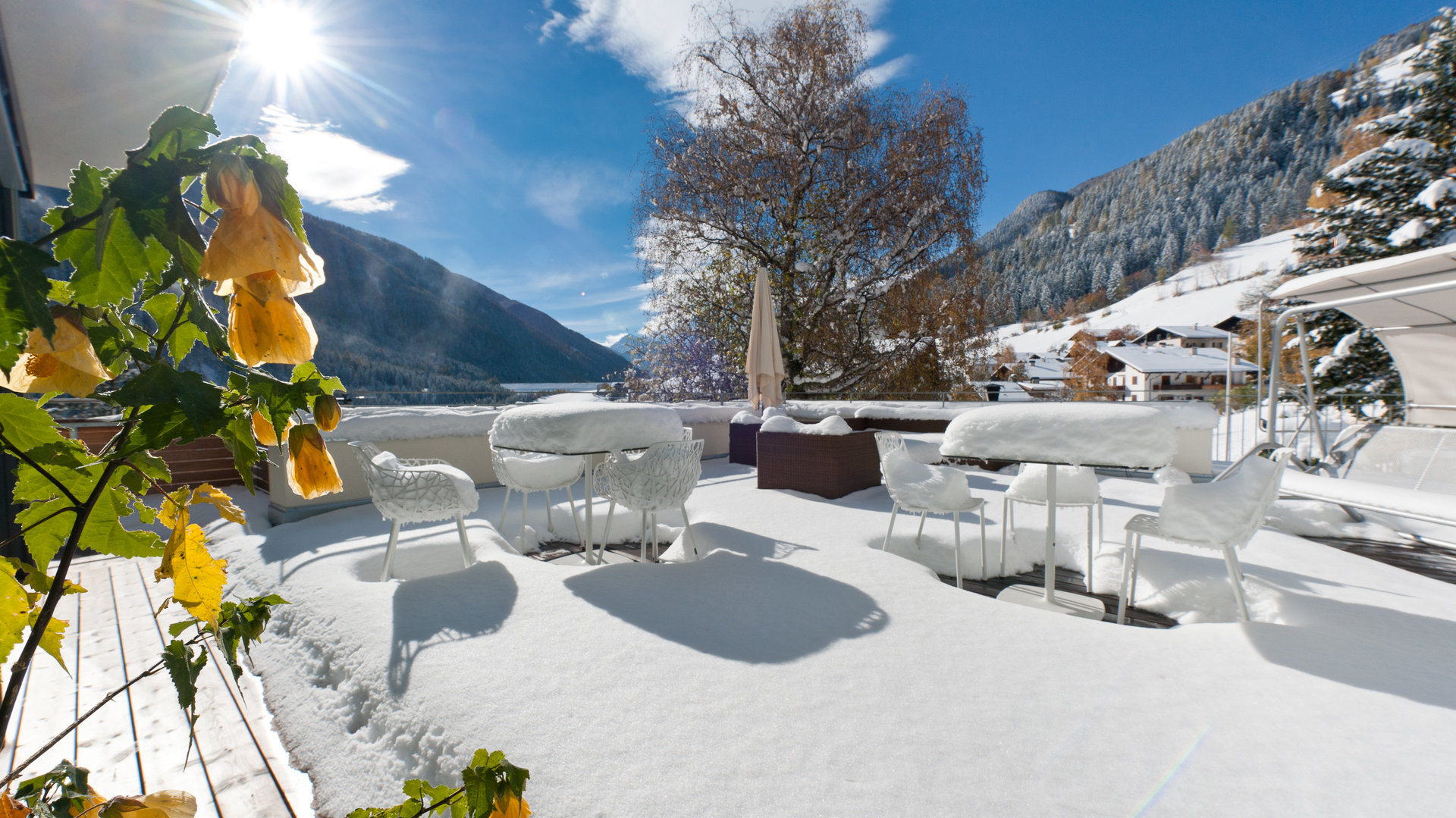Hotel Schweigl im Ultental mit sonniger Terrasse mit Blick auf die Berge, das Skigebiet Schwemmalm, ins Dorf St. Walburg und bis ans Talende.
