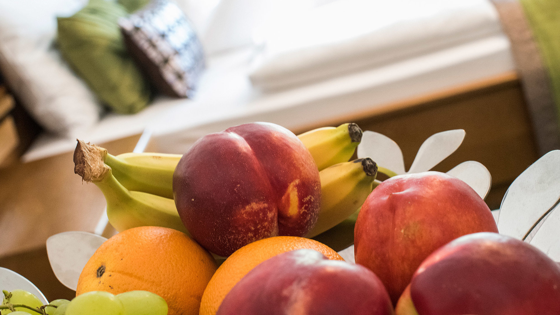 Fruitbasket in guestroom