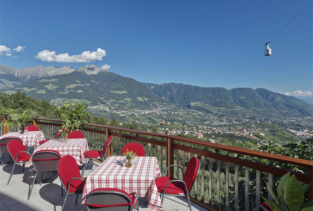 Terrasse des Café Innerfarmerhof, Blick nach Schenna und zum Ifinger