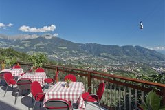 Terrasse des Café Innerfarmerhof, Blick nach Schenna und zum Ifinger