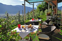 Frühstück auf der Terrasse im Panorama Hotel Garni Bühlerhof in Lana - Südtirol