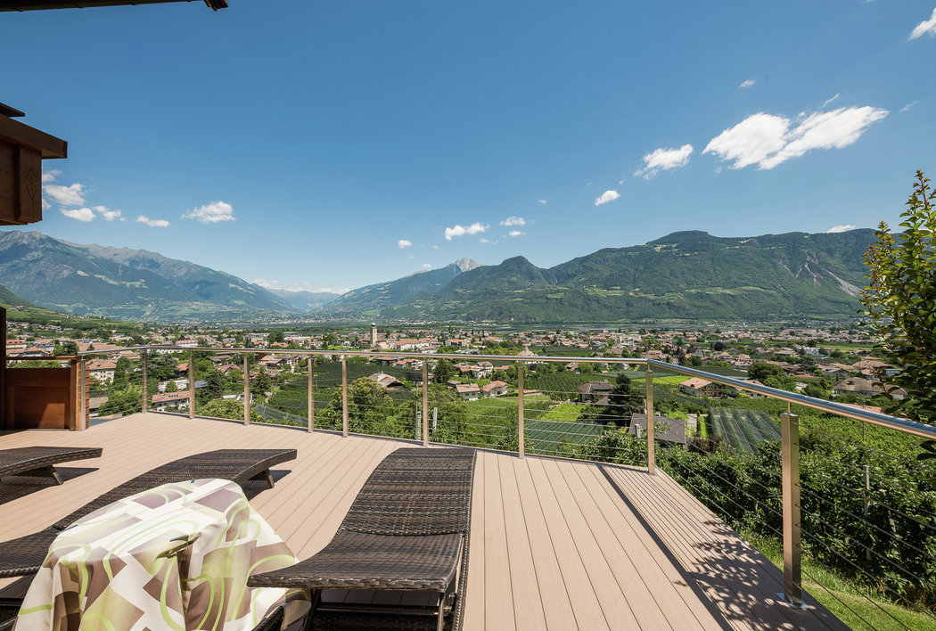 Panorama Liegewiese im Panorama Hotel Garni Bühlerhof in Lana - Südtirol