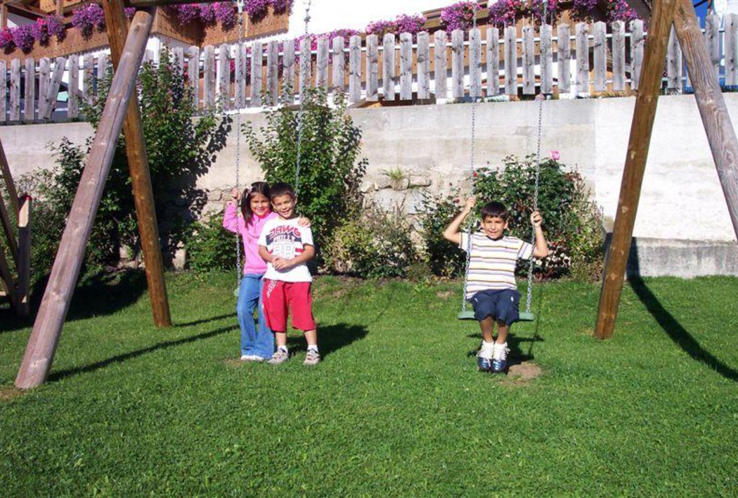 Kinder spielen im Garten