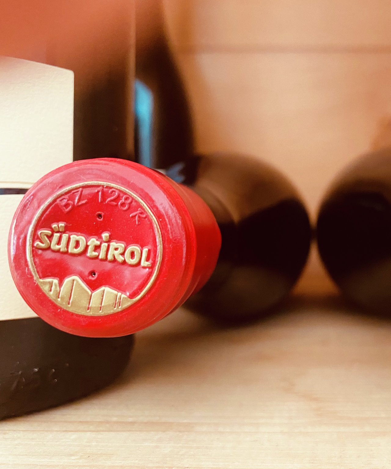Il logo del vino è una fusione delle cooperative vinicole, delle cantine dell'Alto Adige e dei viticoltori indipendenti nello stato dell'Alto Adige.