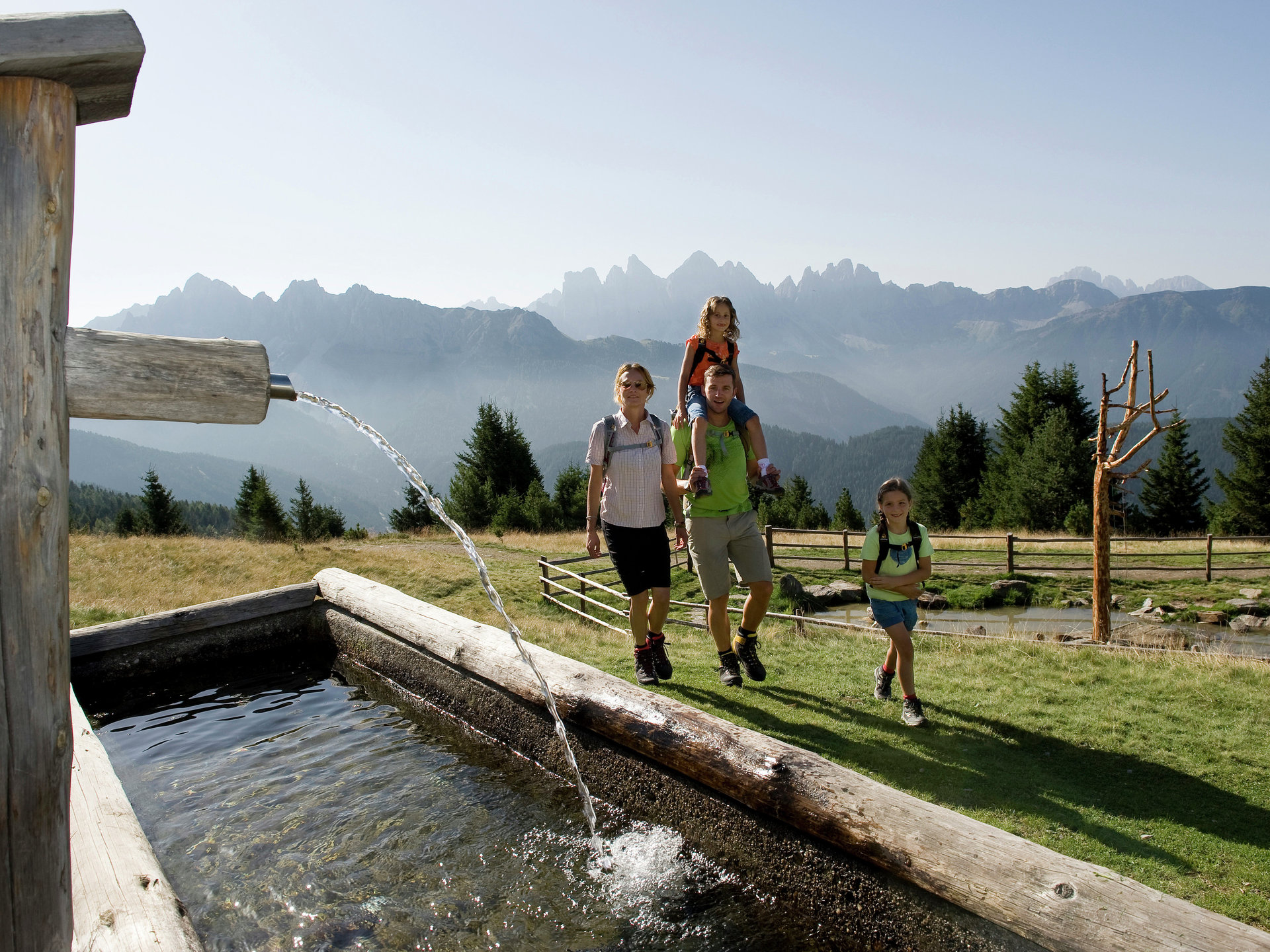 Durante le escursioni per famiglie in Alto Adige, vi imbatterete spesso in fontane in legno che trasportano acqua fresca di sorgente di montagna.