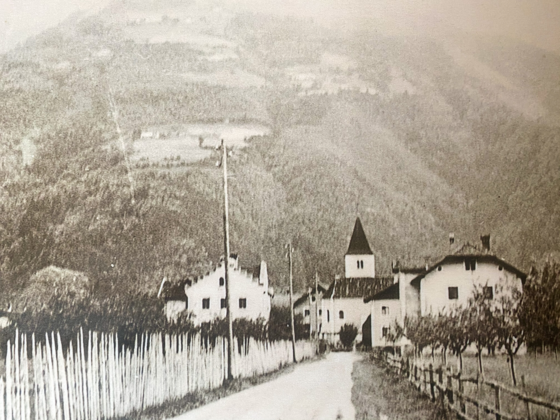 Ansicht der Dorfeinfahrt nach Plaus, die heutige Bahnhofstrasse und den Nörderberg im Hintergrund