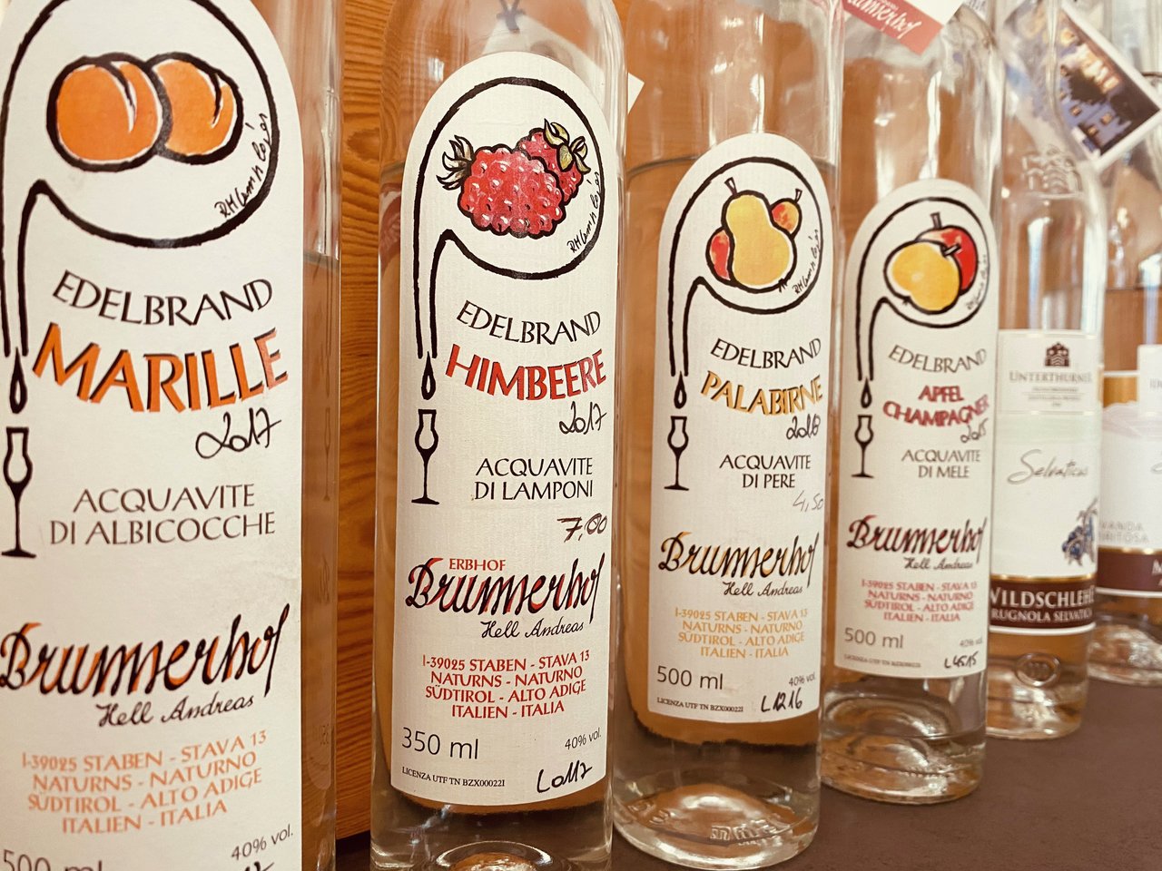Brunnerhof Staben distilla molta frutta regionale, come albicocche della Val Venosta, prugne e palabirne, ma anche un'ottima grappa di Zweigelt.