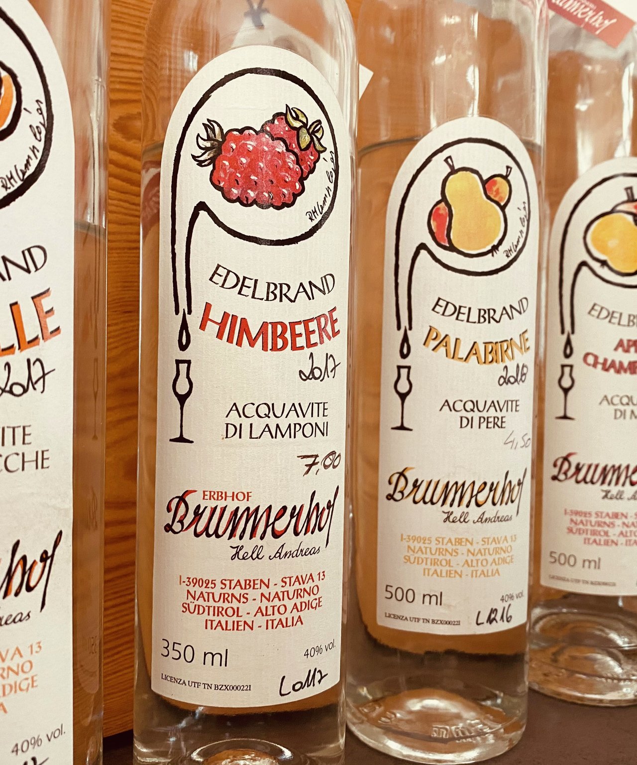 Brunnerhof Staben distilla molta frutta regionale, come albicocche della Val Venosta, prugne e palabirne, ma anche un'ottima grappa di Zweigelt.