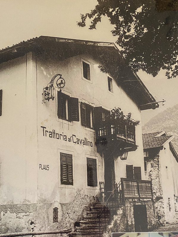 Der Stefanshof in Plaus damals noch mit dem Schild an der Hausmauer "weißes Rössl" dieses ist heute im Weinkeller,  und mit italienischen Schriftzug zwischen 1920 und 1940.