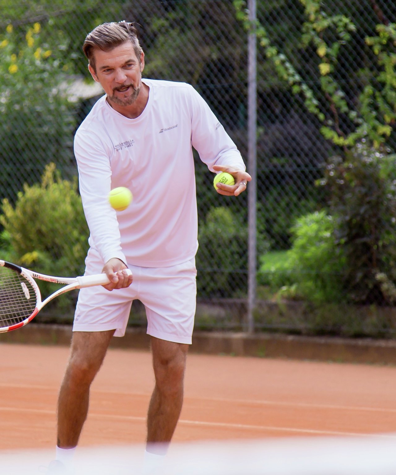 Tennistrainer   Gery Riedl bei einer Übung für Gäste, für Tennisanfänger aber auch für Saisonsvorbereitungen wie  Intercup. 