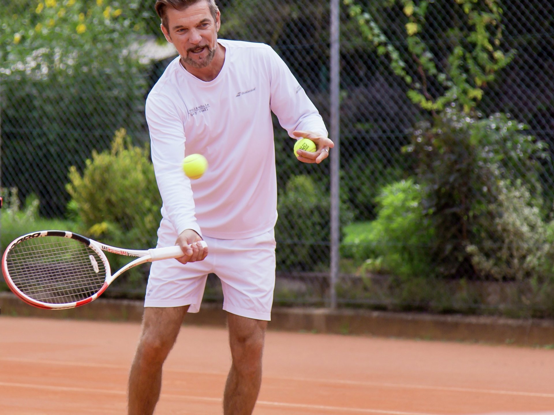 L'allenatore di tennis Gery Riedl durante un esercizio per gli ospiti, per i principianti di tennis ma anche per i preparativi stagionali come Intercup.