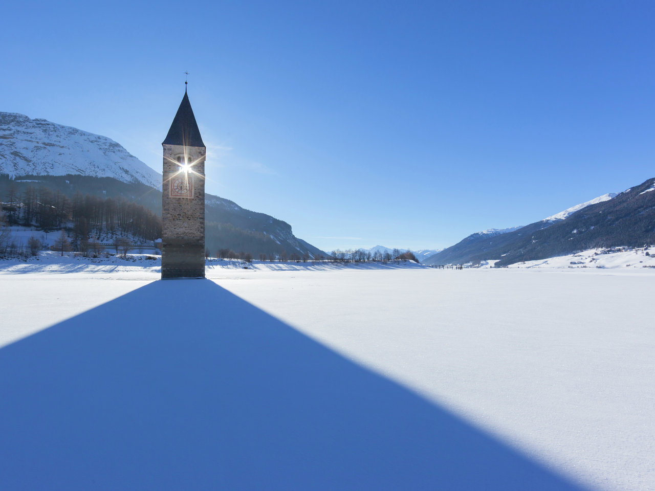 Il campanile sommerso nel Lago di Resia, vicino al Passo Resia, è oggi il simbolo della Val Venosta.