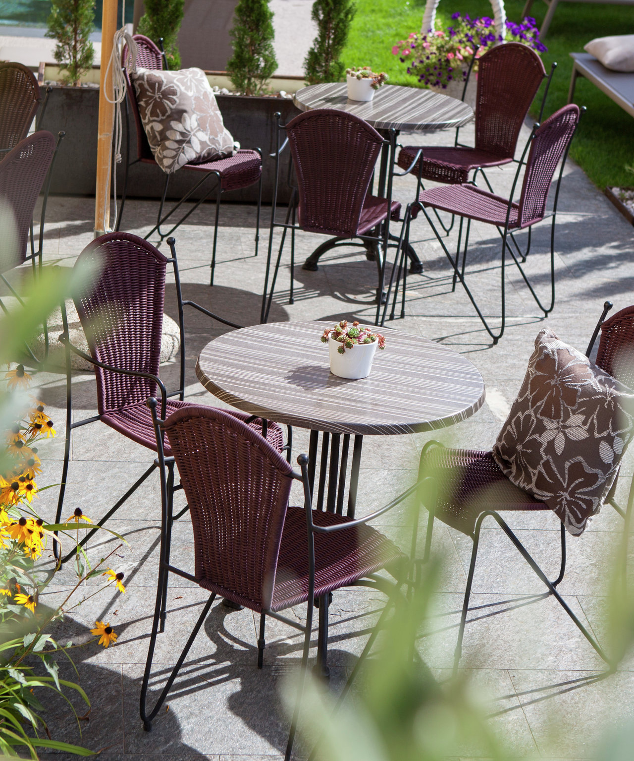 Rilassati e distenditi sulla nostra terrazza con un buon bicchiere di vino o un Aperol Spritz.