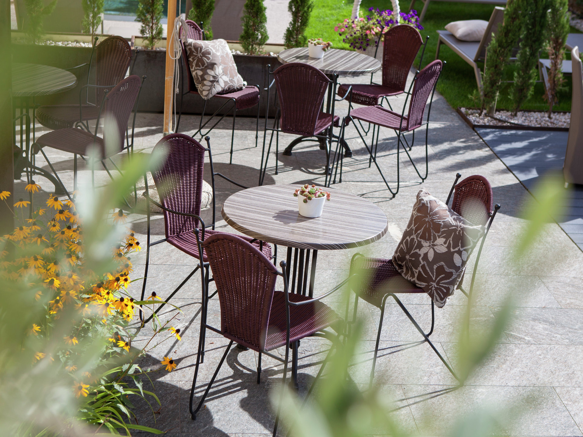 Rilassati e distenditi sulla nostra terrazza con un buon bicchiere di vino o un Aperol Spritz.