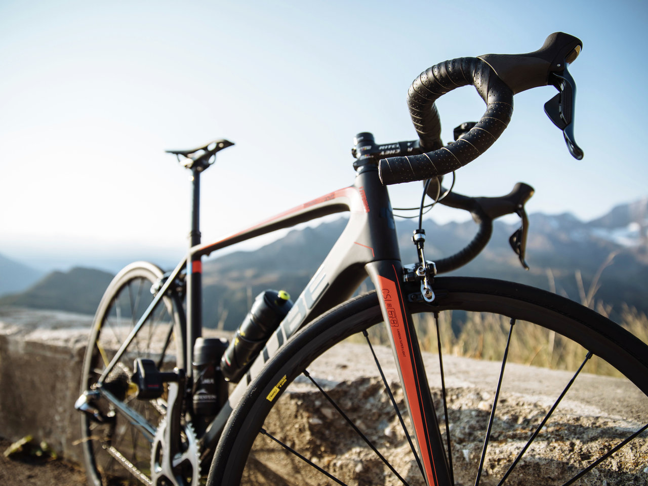 Le bici da corsa in Alto Adige su chilometri di percorsi sono apprezzate tutto l'anno nel Meraner Land, nelle Dolomiti e su montagne e passi.