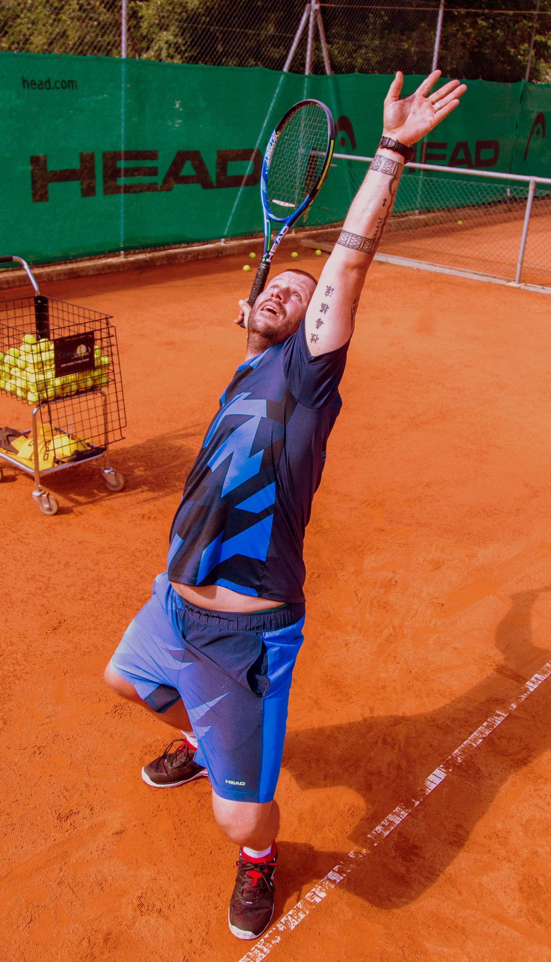 Daniel Huber istruttore di tennis e amministratore delegato del campo di tennis a Naturno durante l'allenamento al servizio.