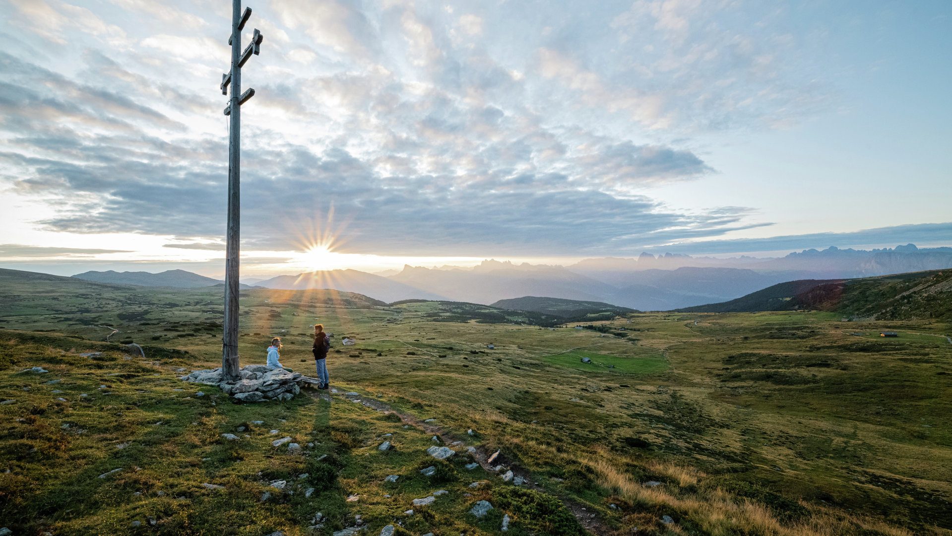 Una croce meteorologica in Alto Adige al tramonto, il panorama e il silenzio sono semplicemente magici. 