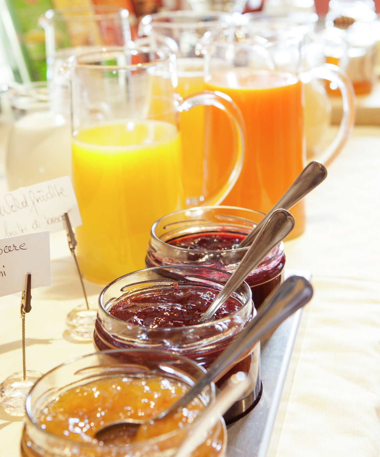 Frühstücks Buffet mit hausgemachte Marmeladen und Bio Tee 