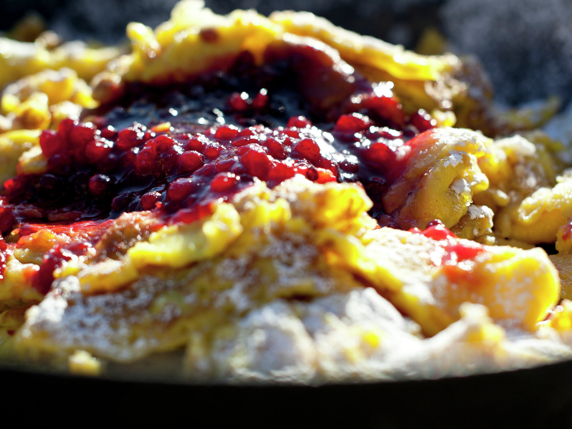 Un originale pancake altoatesino "Kaiserschmarrn" omlett dolce strappazzato servito in padella.