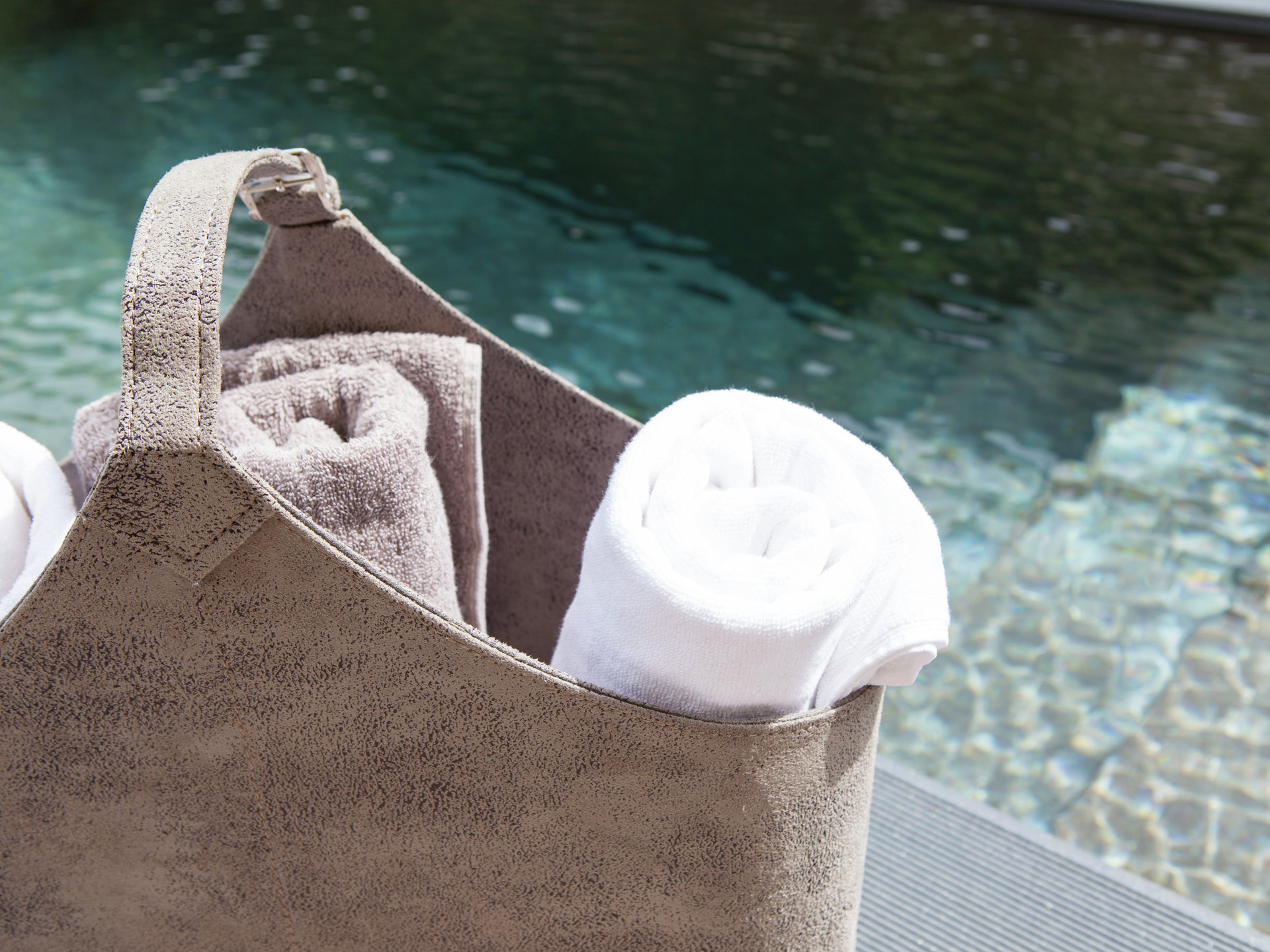 Pooltasche von der Firma Prima mit Handtücher und Bademantel.