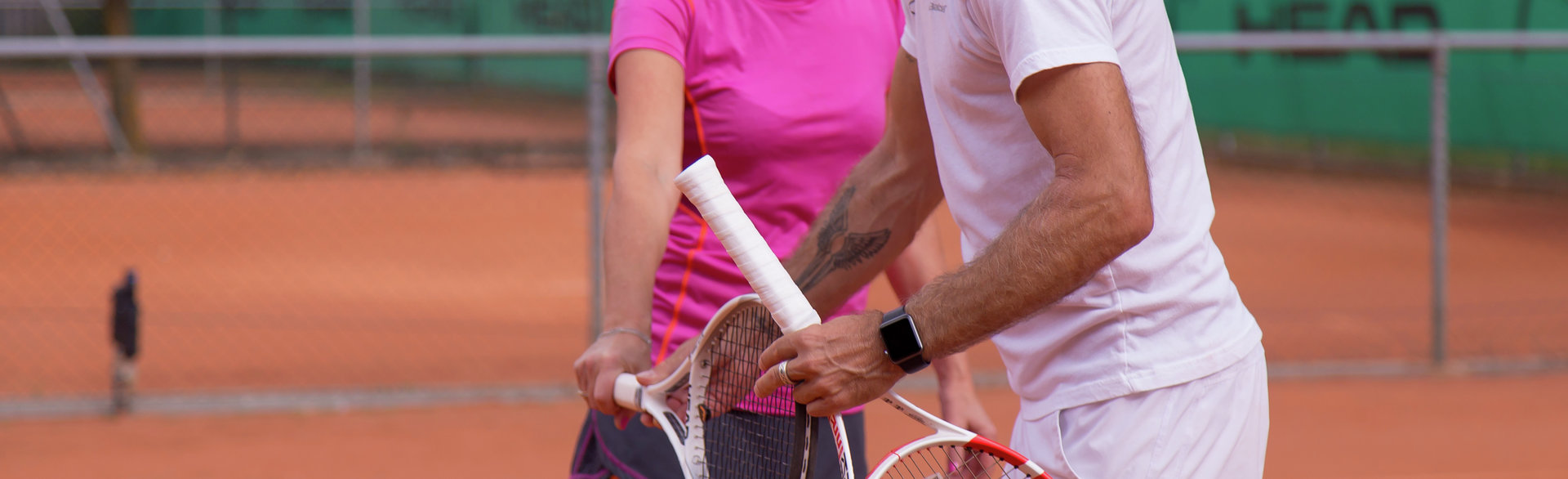 L'allenatore di tennis Gery Riedl durante una sessione di allenamento per un topspin efficiente.
