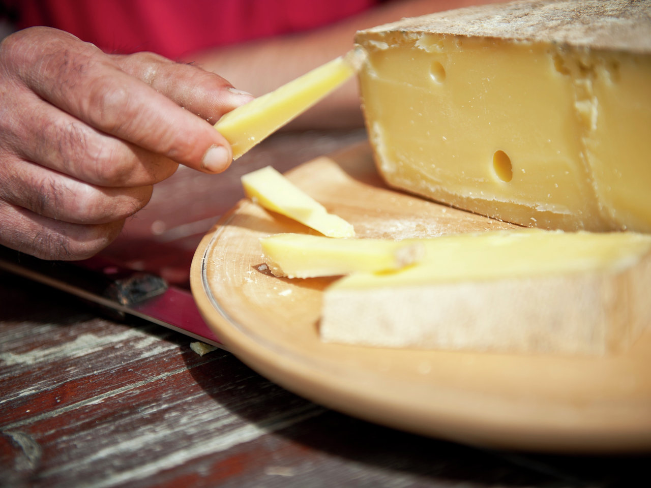 Dopo un'escursione, un formaggio di montagna altoatesino e speck fanno parte della merenda, detta anche Marende, che fa battere forte il cuore di ogni escursionista.