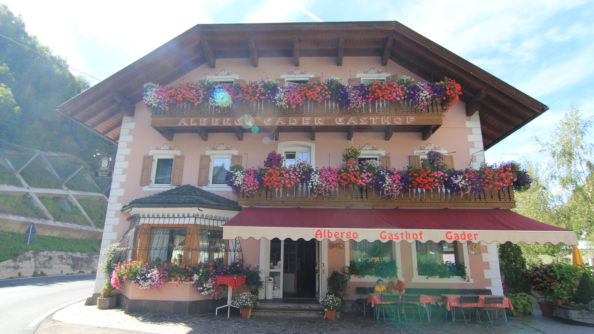 Unser Gasthaus mit dem Blumenbalkonen