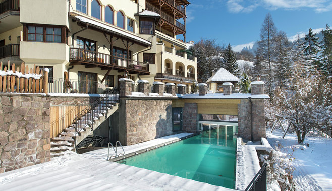 Hotel Paradies - with pool in the winter