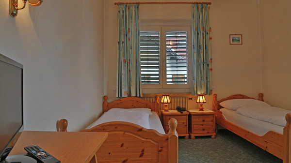 Doppelzimmer mit getrennten Betten und Balkon
